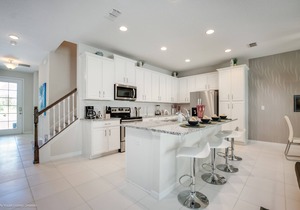 Spacious 5 Bed Splash Pool Townhome in Solara