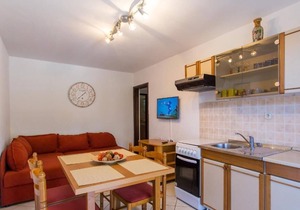 Spacious and fully equipped two bedroom apartment in a great location in Porec near the beach