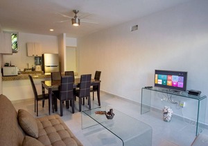 Spacious and private, 1 block from sea, Progreso East