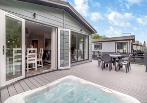 Spacious and very comfortable stylish lodge with one double with en suite shower and two twin.