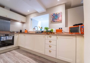 Spacious Apartment - Town Centre - Parking - 2 Bedrooms