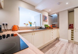Spacious Apartment - Town Centre - Parking - 2 Bedrooms