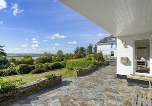 Spacious Apartment in Rock, Private Parking