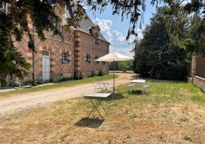 Spacious Apartment in Renovated Castle Estate with Garden Access and Modern Amenities