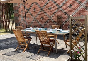 Spacious Apartment in Renovated Castle Estate with Garden Access and Modern Amenities