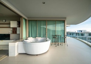 Spacious apartment with jacuzzi and ocean view