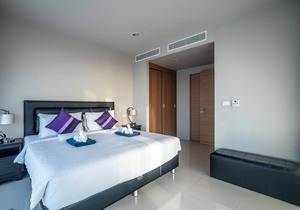 Spacious apartment with jacuzzi and ocean view