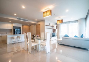 Spacious apartment with jacuzzi and ocean view