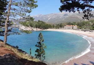 Spacious Apartment with Sea Views and Mountain Views