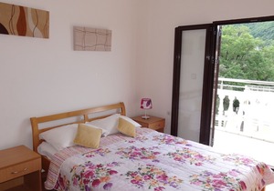 Spacious Apartment with Sea Views and Mountain Views