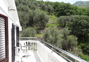 Spacious Apartment with Sea Views and Mountain Views