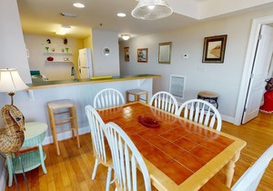 Spacious, bayfront villa w. community pool + fantastic views!