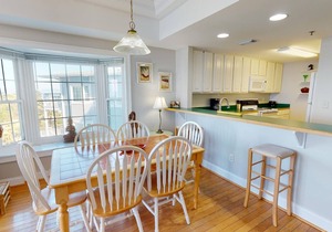 Spacious, bayfront villa w. community pool + fantastic views!