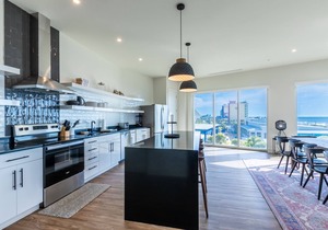 Spacious Beach Front Balcony | walking distance to ALL local hotspots