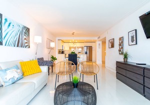 Spacious condo w/open layout across from the beach | WIFI + Parking