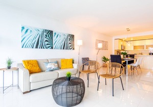 Spacious condo w/open layout across from the beach | WIFI + Parking