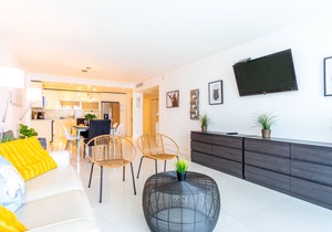 Spacious condo w/open layout across from the beach | WIFI + Parking