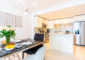 Spacious condo w/open layout across from the beach | WIFI + Parking