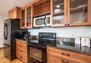Spacious condo at Flathead Lake w/private balcony, views & A/C - Marina Cay Gem