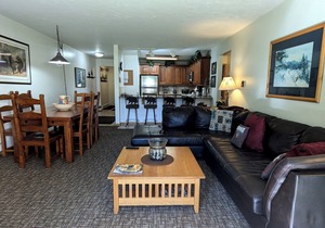 Spacious Condo w/FREE WiFi, Parking, Heated Pool, Hot Tubs, Skier Shuttle,