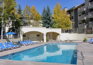 Spacious Condo w/FREE WiFi, Parking, Heated Pool, Hot Tubs, Skier Shuttle,