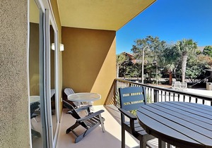 Spacious condo w. pool views + private beach access