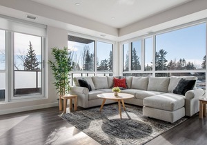 Spacious Corner Unit + Natural light Free Parking✨