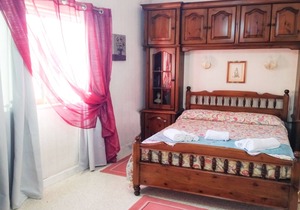 Spacious Double Room with Balcony close to Mdina