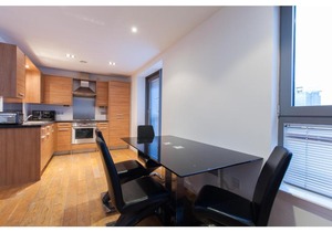 Spacious Harbour Flat W/View for 4 in Newhaven