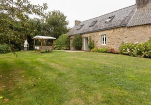 Spacious Holiday Home With Garden in Querrien France
