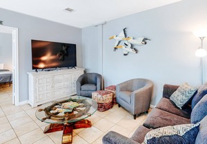 Spacious home 4 blocks from beach with 2 grills & kitchens, TVs in all bedrooms