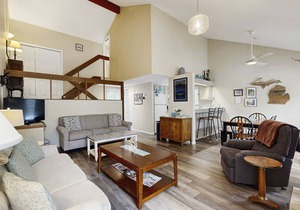 Spacious home w/shared tennis & pool - close to lake