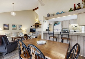 Spacious home w/shared tennis & pool - close to lake