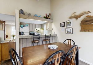 Spacious home w/shared tennis & pool - close to lake