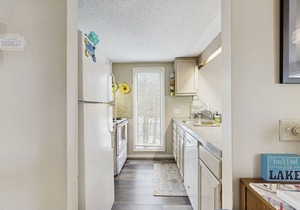 Spacious home w/shared tennis & pool - close to lake
