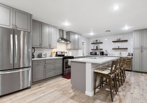 Spacious house w/hot tub/Lawn/Fire pit - mins to old town/ASU. Pet Friendly!