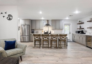 Spacious house w/hot tub/Lawn/Fire pit - mins to old town/ASU. Pet Friendly!