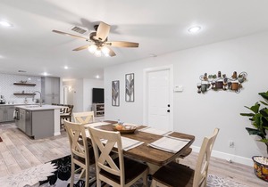 Spacious house w/hot tub/Lawn/Fire pit - mins to old town/ASU. Pet Friendly!