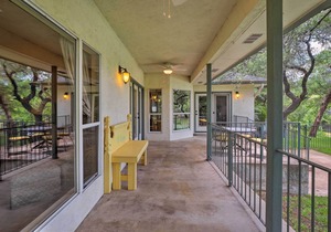 Spacious Lakefront Round Rock House w / Water Toys!