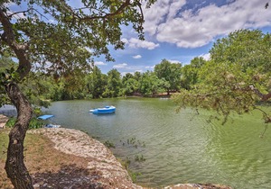 Spacious Lakefront Round Rock House w / Water Toys!