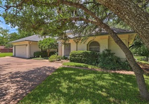 Spacious Lakefront Round Rock House w / Water Toys!