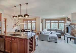 Spacious Lone Eagle ski-in, ski-out 2BR condo w/pool, hot tubs & mtn views!