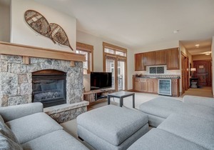Spacious Lone Eagle ski-in, ski-out 2BR condo w/pool, hot tubs & mtn views!