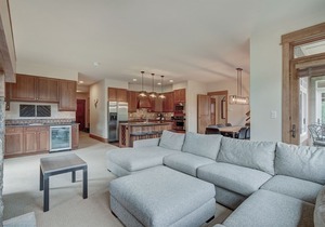 Spacious Lone Eagle ski-in, ski-out 2BR condo w/pool, hot tubs & mtn views!