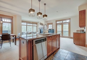 Spacious Lone Eagle ski-in, ski-out 2BR condo w/pool, hot tubs & mtn views!