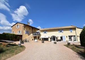 Spacious Mansion in Vinzelles with Swimming Pool