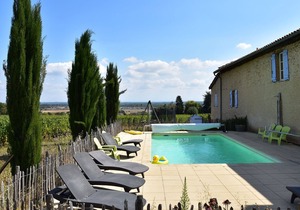 Spacious Mansion in Vinzelles with Swimming Pool