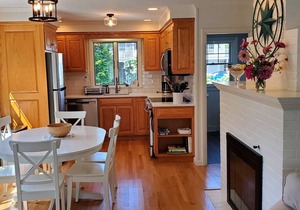 Spacious, private cottage just a few minutes walk to Ridgevale Beach!