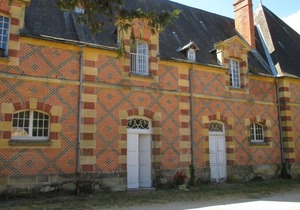 Spacious Renovated Apartment in Castle Grounds with Garden, WiFi, and Pet-Friendly