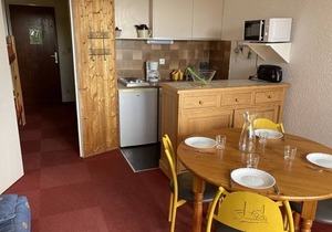 Spacious Studio for 4, South-Facing, 20m from Slopes, Close to Shops and Sports Center